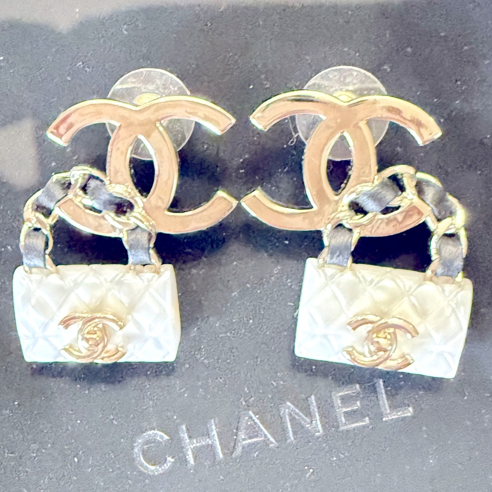 Chanel white signature flap bag dangling earrings.